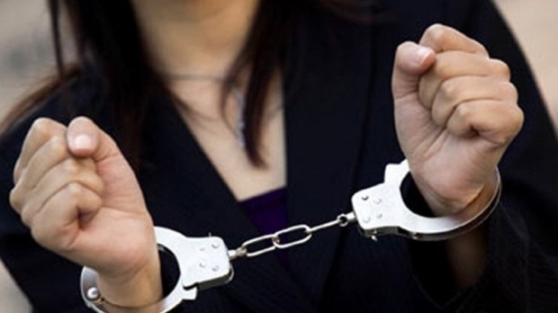 Sibiancă de 20 de ani, reținută pentru tâlhărie. A bătut un tânăr pe Filarmonicii