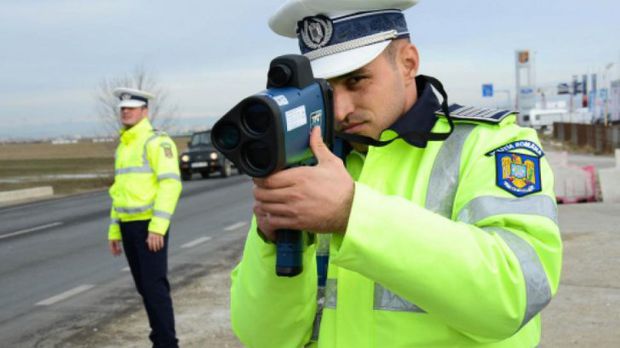 Legea radarelor: polițiștii sunt obligați să stea cu radarele-pistol la maxim 10 metri de mașina inscripționată