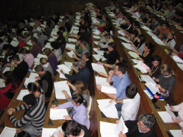 Peste 8.800 de tineri absolvenți de medicină susțin duminică Rezidențiatul