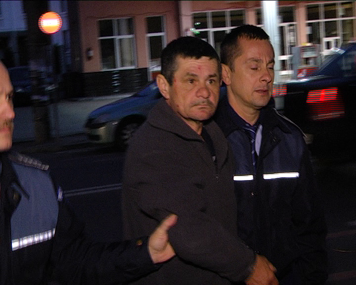 UPDATE-VIDEO: Omul străzii care a înjunghiat 3 oameni a fost dus în faţa instanţei