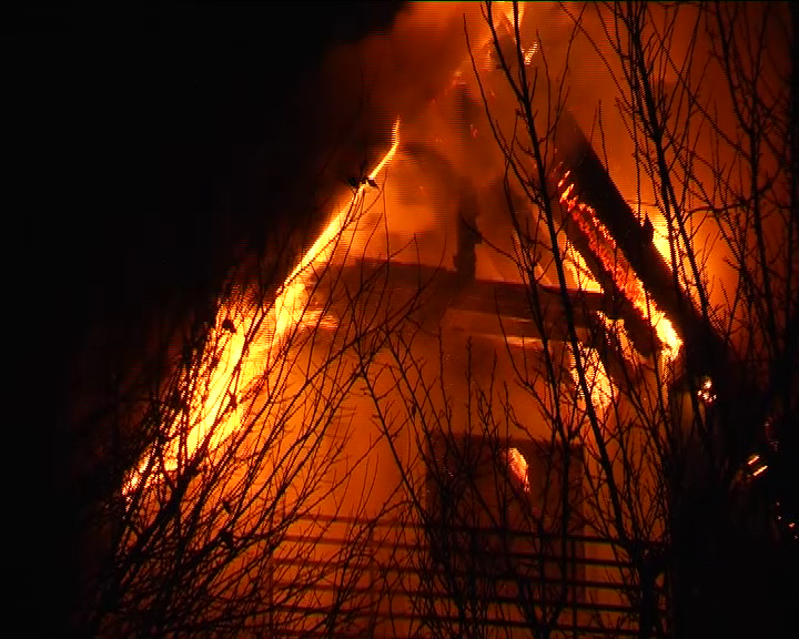 FOTO: Incendiu la mansarda unei case, flăcări uriaşe