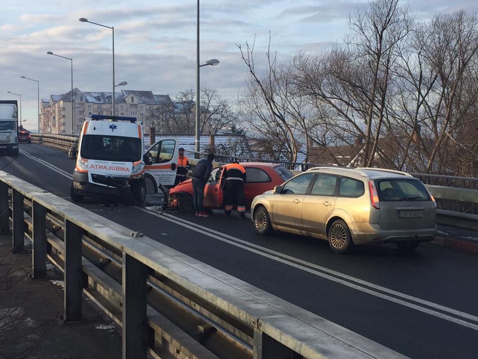 Ambulanta lovita de o masina la Gara Mica