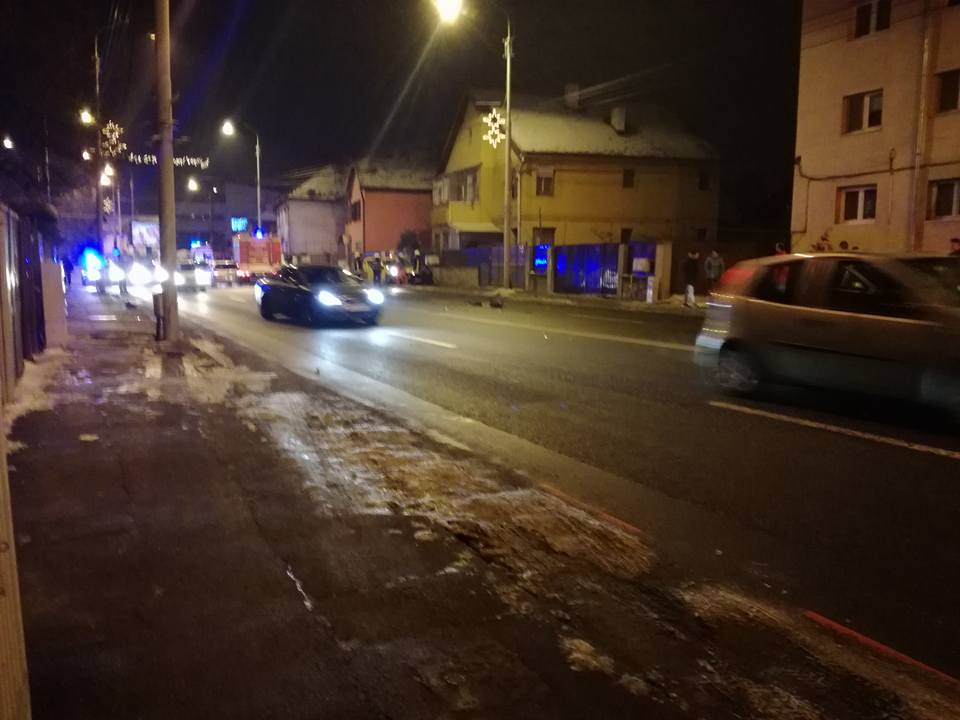 FOTO: Două taxi-uri implicate în accidente rutiere pe Şoseaua Alba Iulia, unul s-a răsturnat