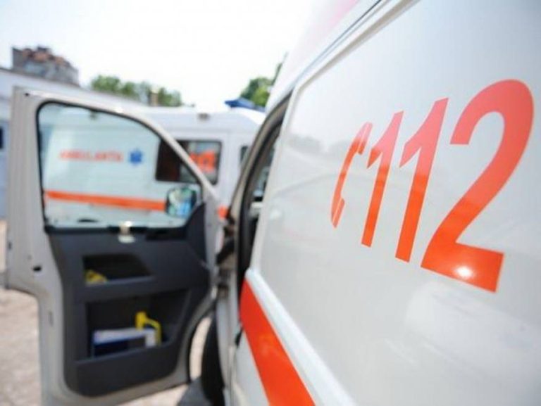 A intrat cu maşina în pom. 5 persoane au fost rănite