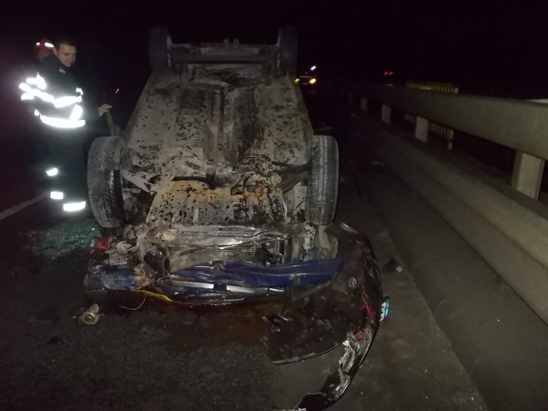 GALERIE FOTO – A intrat cu mașina într-un cap de pod