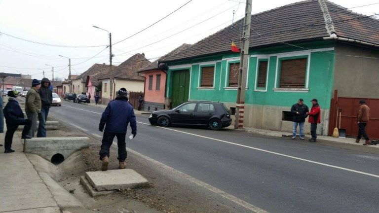 FOTO – A distrus o țeavă de gaz cu mașina. Două persoane au fost rănite