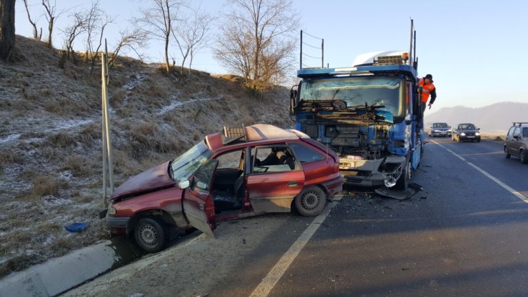 O maşină s-a izbit de un TIR, pe DN 14