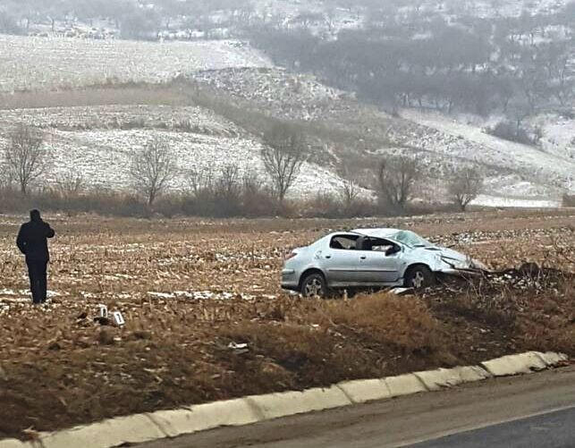 FOTO – Minor rănit după ce o mașină s-a răsturnat pe DN 14