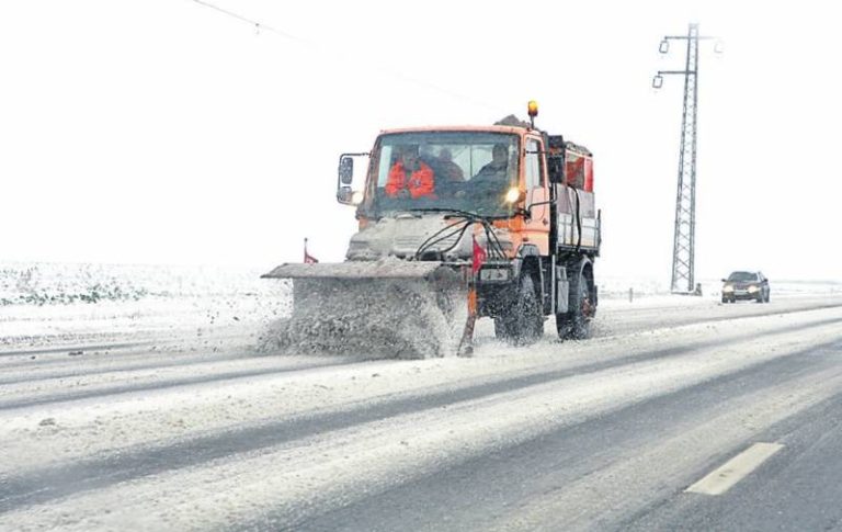 Cât costă deszpăzirea drumurilor din România. Preţul e de două ori mai mare decât în Canada