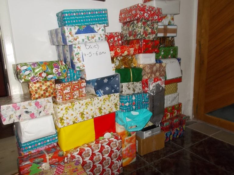 GALERIE FOTO – Peste 400 de daruri le Campania ShoeBox 2016