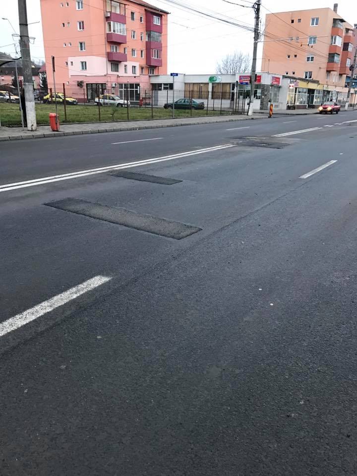 FOTO – Fisuri după nici două luni de la turnarea covorului asfaltic. Care sunt explicațiile