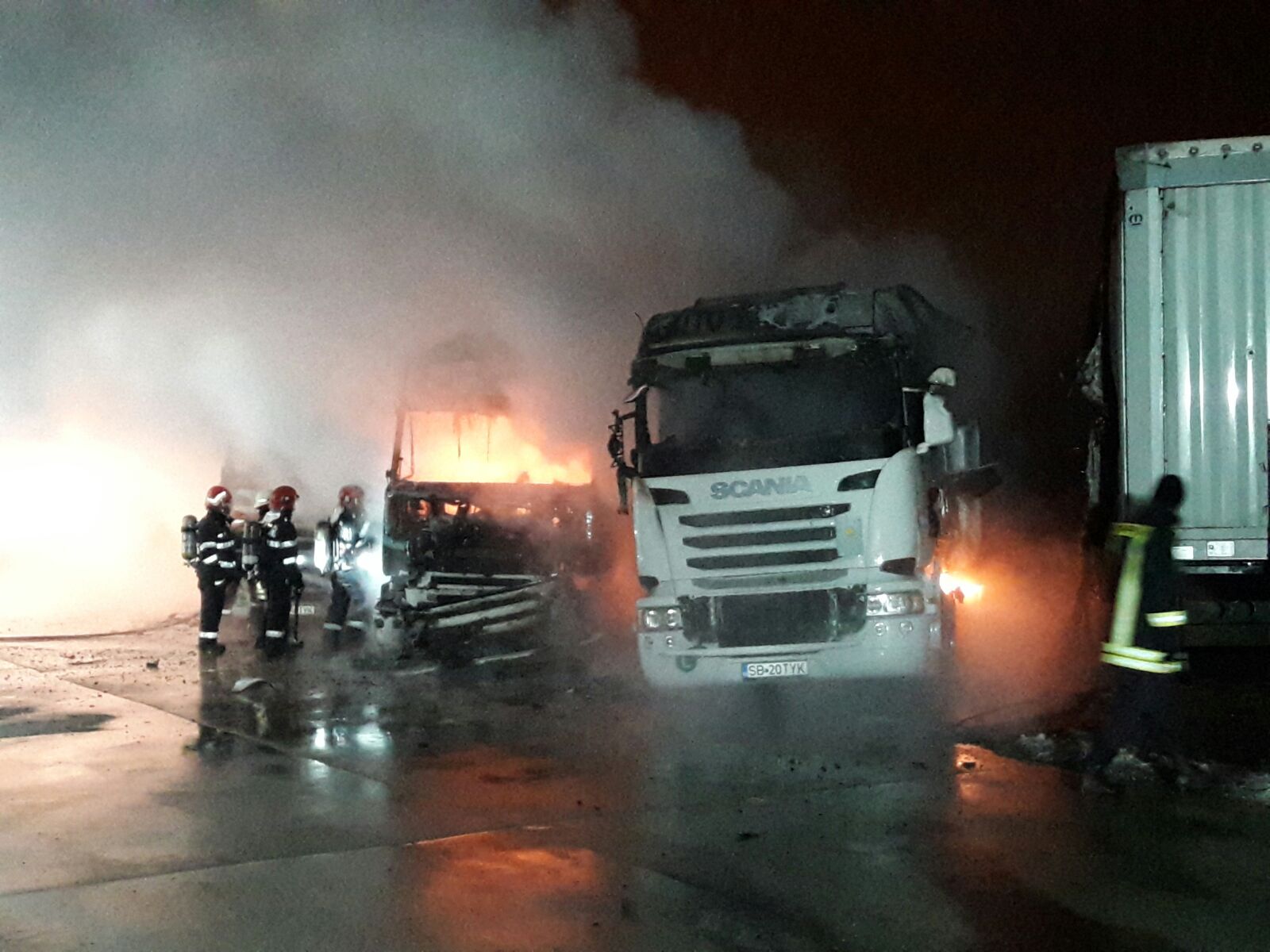 TIR în flăcări pe autostrada, la Aciliu