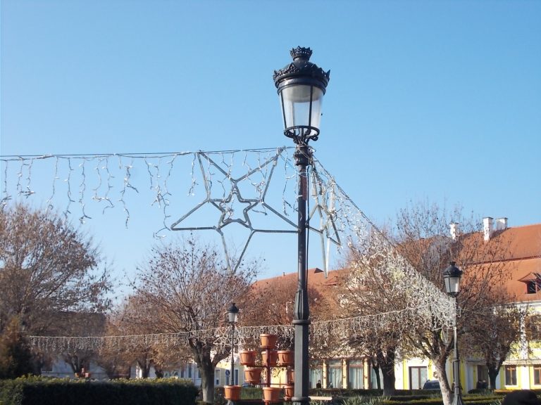 Mediașul se pregătește pentru sărbători. 5 brazi vor fi împodobiți în oraș și Ighișu Nou