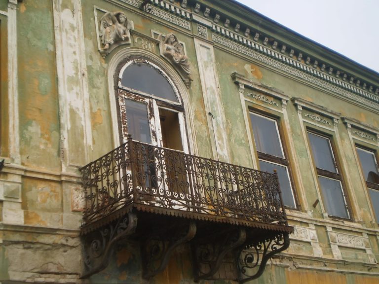 Proprietarii, obligați prin lege să își repare casele și terenurile