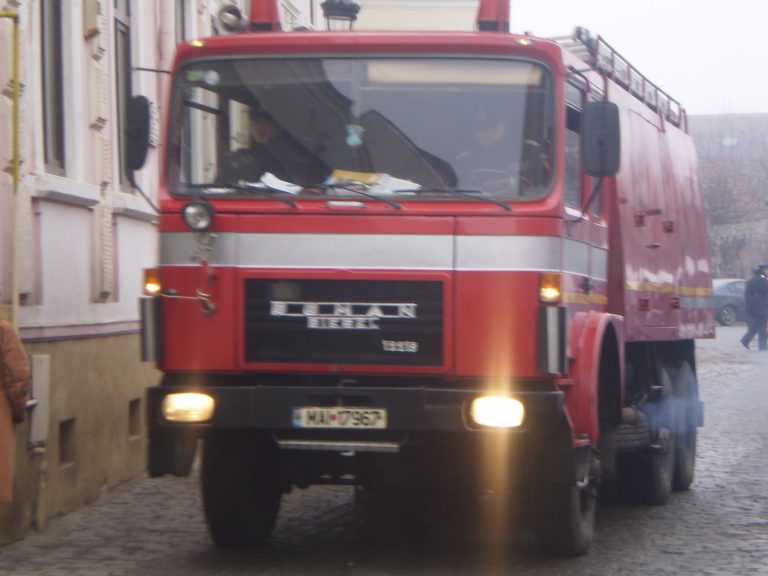 Un apartament a luat foc