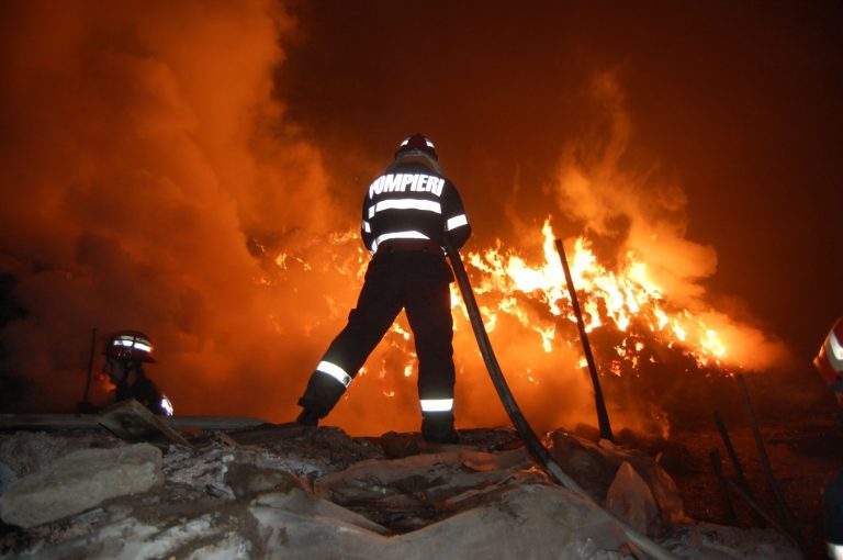 Incendiu devastator: Au ars peste 100 de tone de furaje