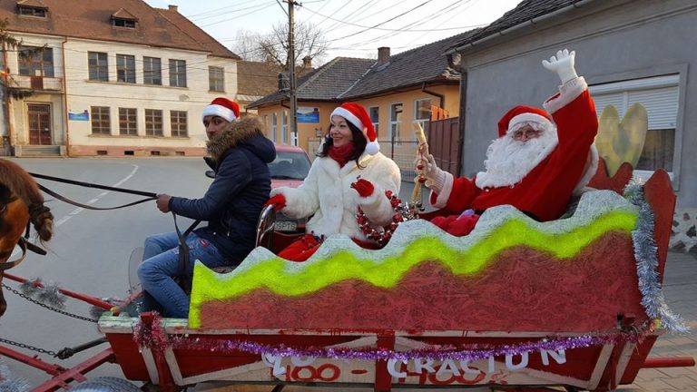 GALERIE FOTO – Un Moș Crăciun de poveste a împărțit peste 600 de cadouri