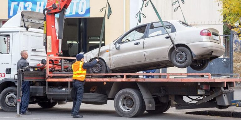 Mașinile parcate neregulamentar vor fi ridicate de la 1 aprilie