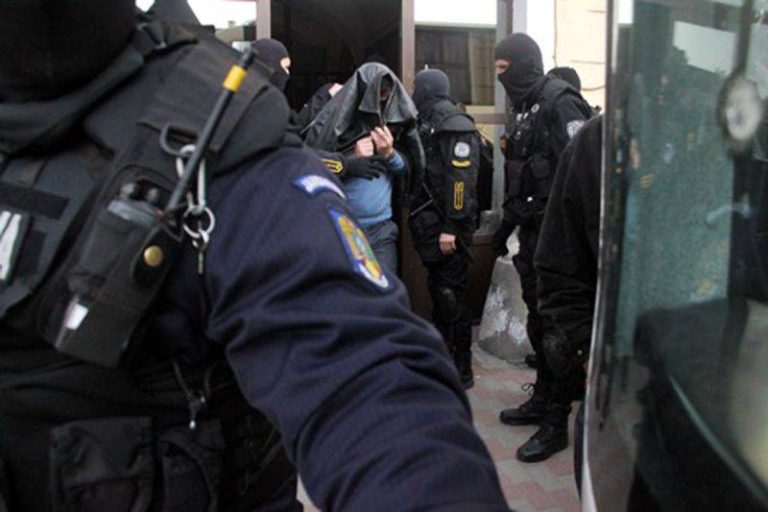 Ample percheziții într-un dosar de trafic de droguri de mare risc, în Sibiu și Cisnădie. Nouă persoane, reținute de polițiști