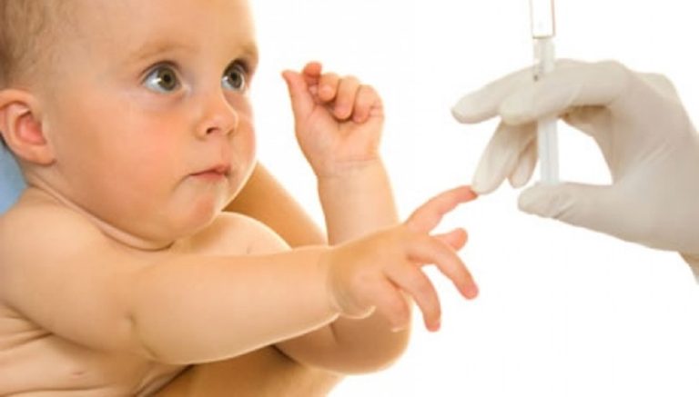 Amenzi de până la 2.500 de lei pentru părinţii care nu se informează despre vaccinare şi nu îşi asumă în scris refuzul imunizării copiilor