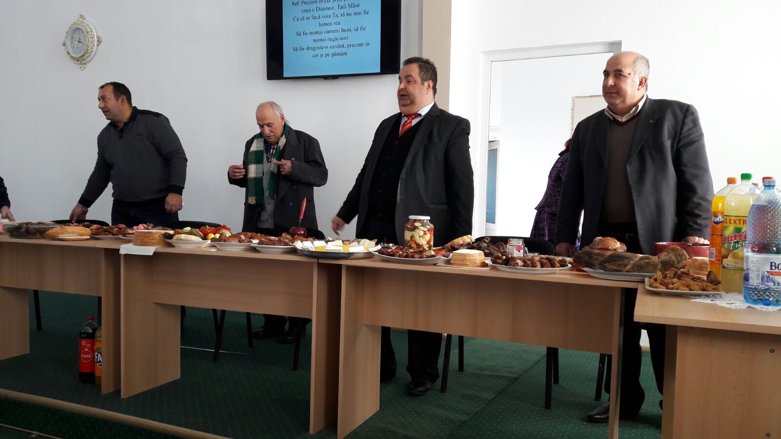 FOTO: Regele romilor, Dorin Cioabă, a jurizat cârnaţi înainte de vot