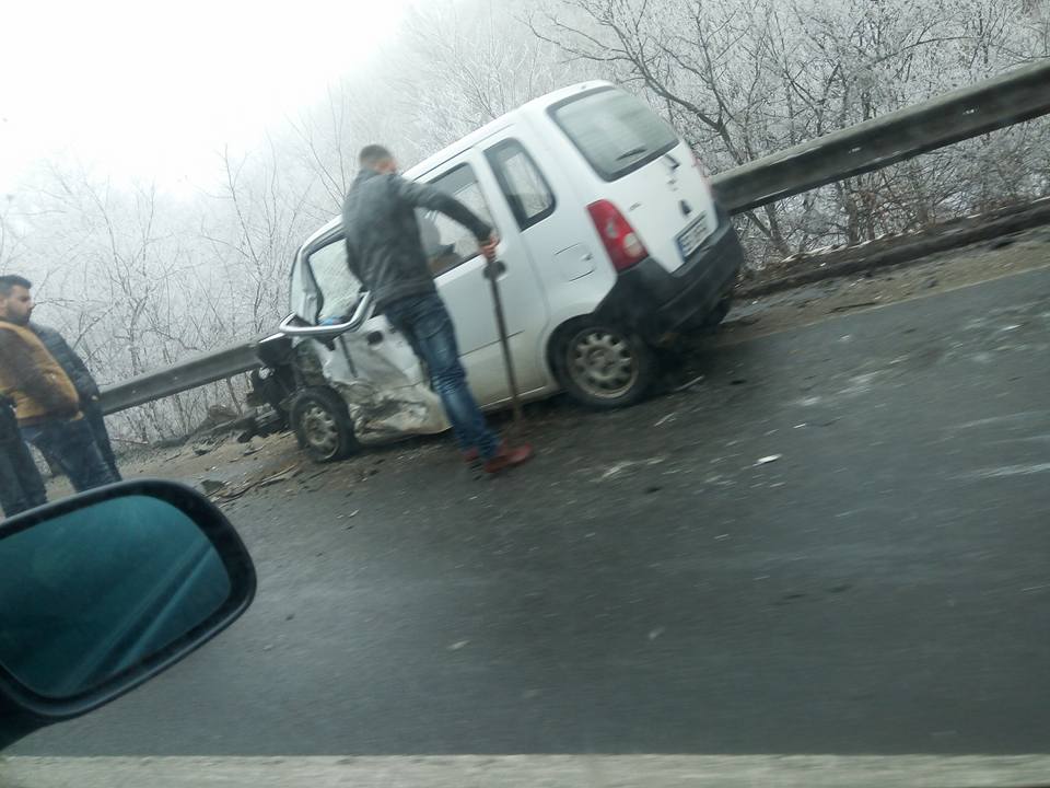 UPDATE-FOTO: Accident pe Hula Bradului, două mașini s-au ciocnit