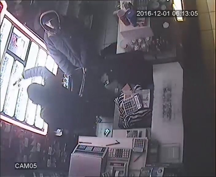 VIDEO: Spargere la un magazin, hoţii au furat doi saci de ţigări