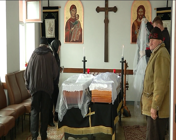 Copila ucisă de tatăl ei era în viaţă când a fost aruncată în fântână, mama ei a murit însă strangulată