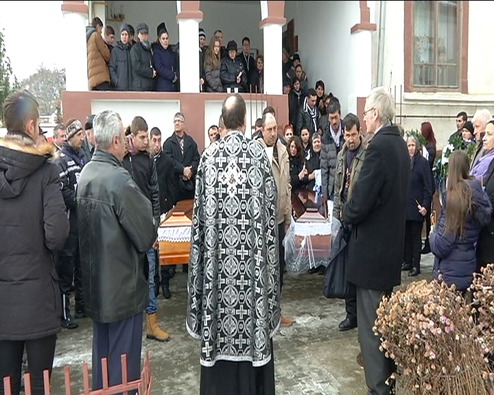 FOTO: Jale mare la Şura Mare, femeia şi fiica ei ucise în ziua de Crăciun au fost înmormântate