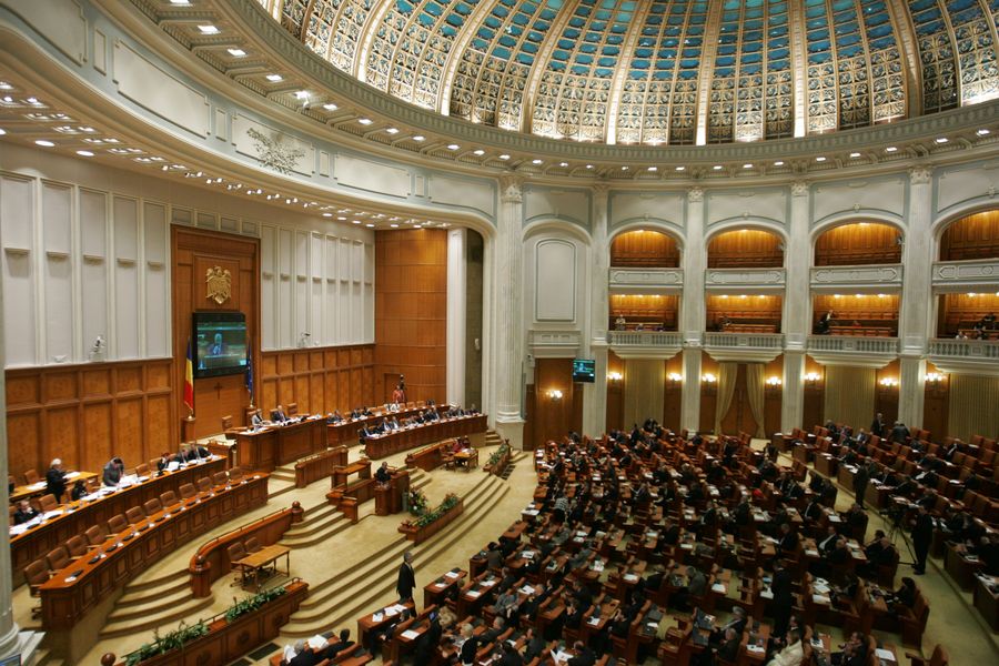 ULTIMA ORĂ: Senatorii și deputații și-au „tăiat” pensiile speciale