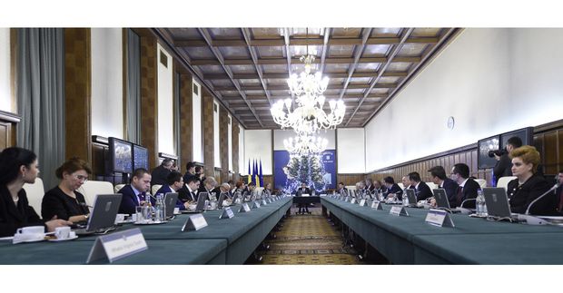 Guvernul amână acordarea voucherelor de vacanţă
