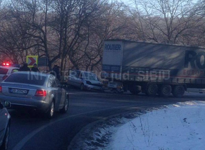 UPDATE: Accident grav pe DN14, doi oameni au fost răniţi