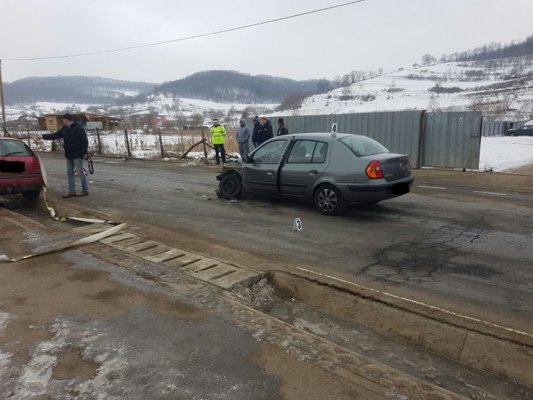 GALERIE FOTO – Accident rutier din cauza unui viraj