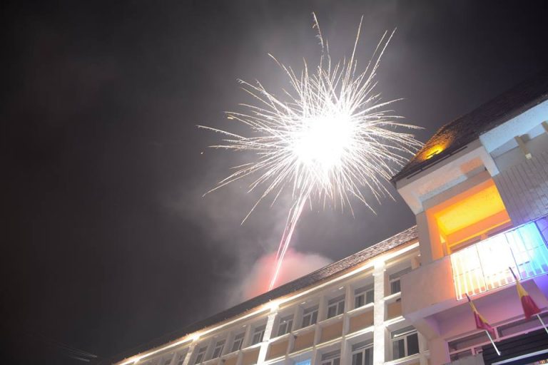 GALERIE FOTO – Sute de medieșeni la focul de artificii de Revelion