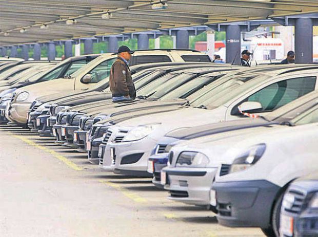 Ai o mașină veche? Impozitul va „exploda” de anul viitor. Se pregătește o schimbare și în privința rovinietei