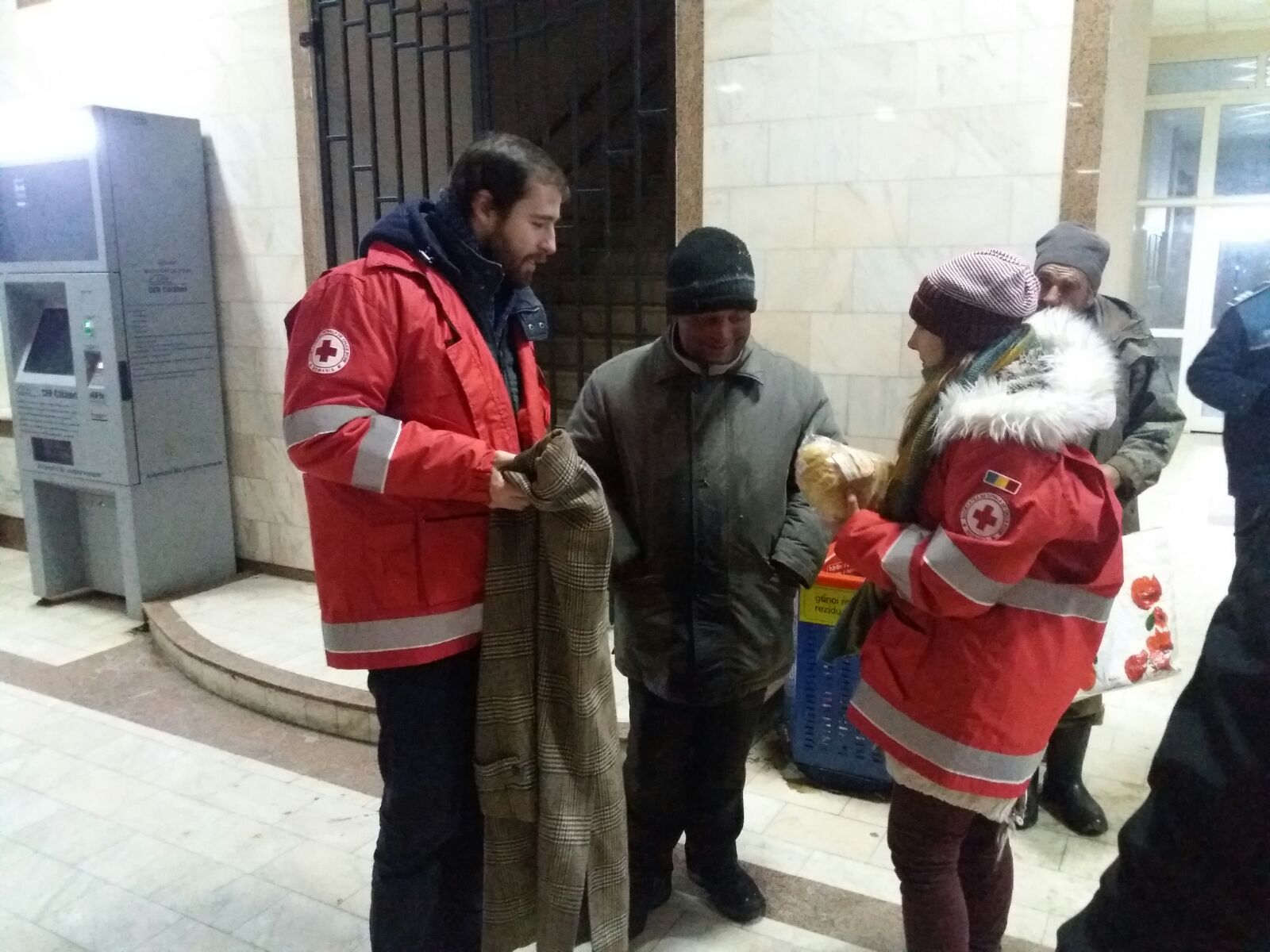 FOTO: Oamenii străzii au primit haine şi ceai de la poliţişti şi voluntari ai Crucii Roşii