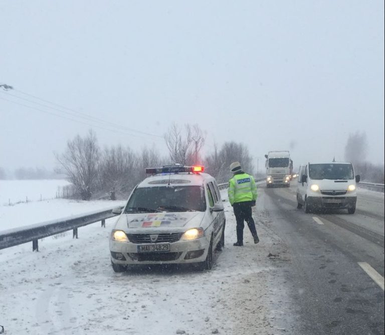Atenție, șoferi! Polițiștii recomandă prudență în trafic, întrucât urmează ninsori și vânt puternic