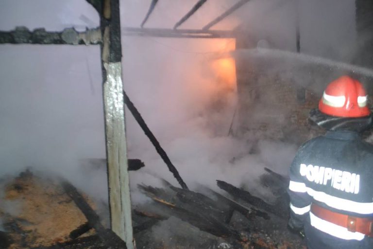 Locuință în flăcări. Focul a distrus acoperișul și mai multe bunuri