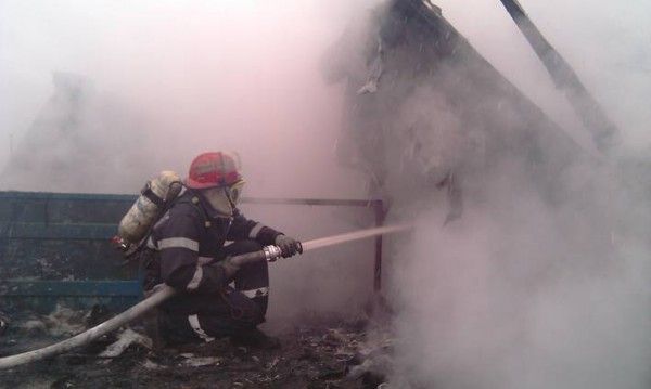 Casă cuprinsă de flăcări. Pagubele sunt mari