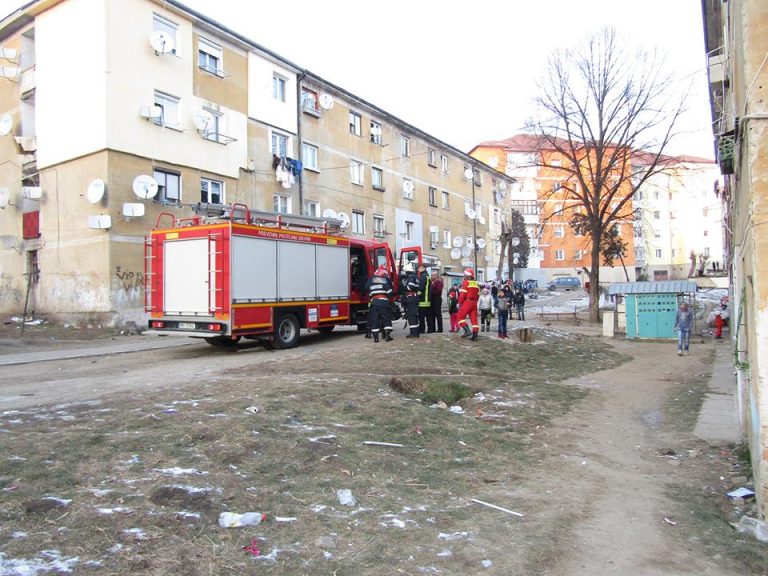 GALERIE FOTO – Incendiu pornit din cauza unui reșou
