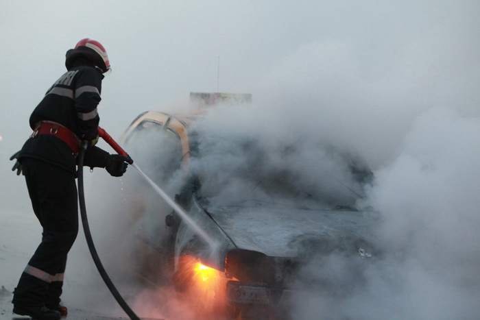 Un autoturism a luat foc. O persoană a suferit arsuri