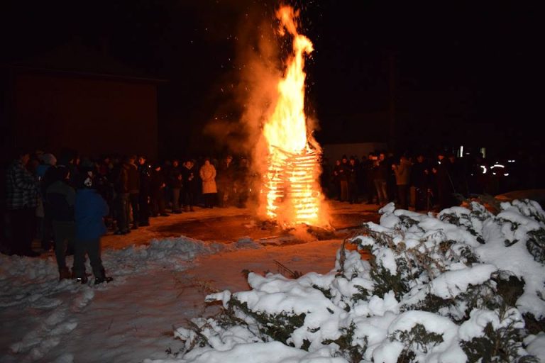 GALERIE FOTO – Ionii sărbătoriți în jurul unui foc imens, la Copșa Mică
