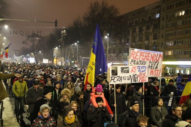 Aproximativ 20.000 de oameni au protestat în Piaţa Victoriei, apoi la sediul PSD. În Piaţa Universităţii, unde a început manifestaţia, a fost şi preşedintele Iohannis