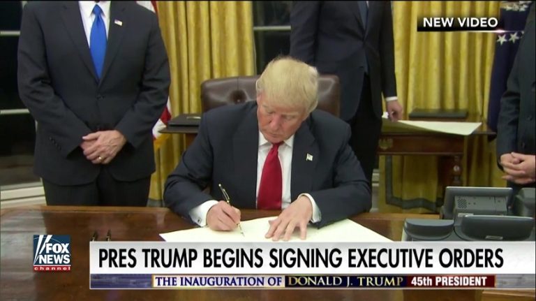 Donald Trump a semnat ordinul executiv pentru ridicarea zidului la graniţa mexicană