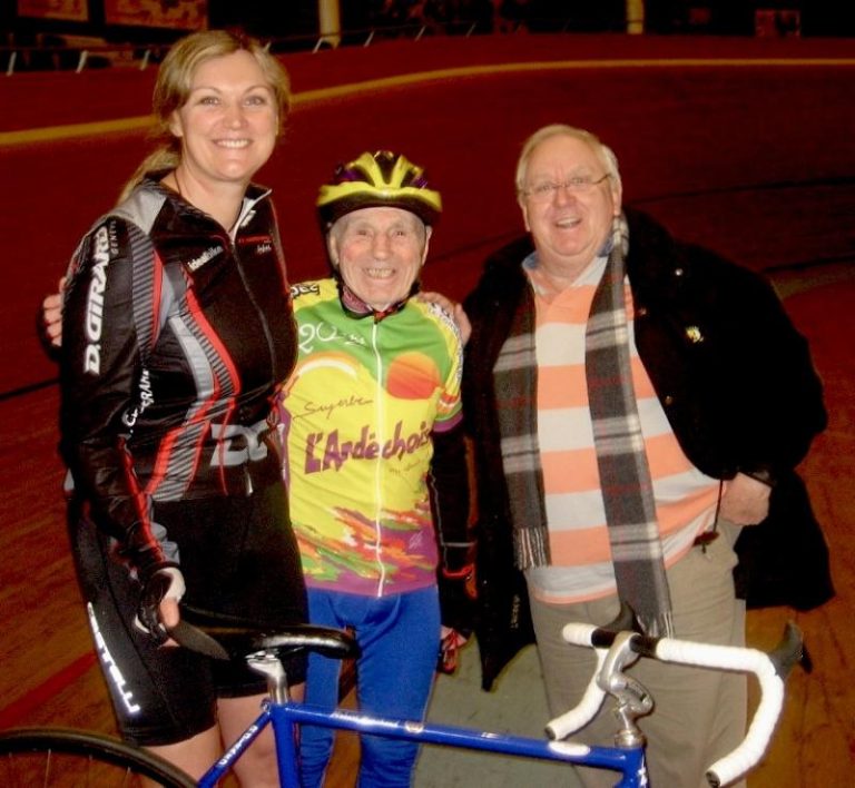 Un ciclist în vârstă de 105 ani a pedalat 22,5 km într-o oră
