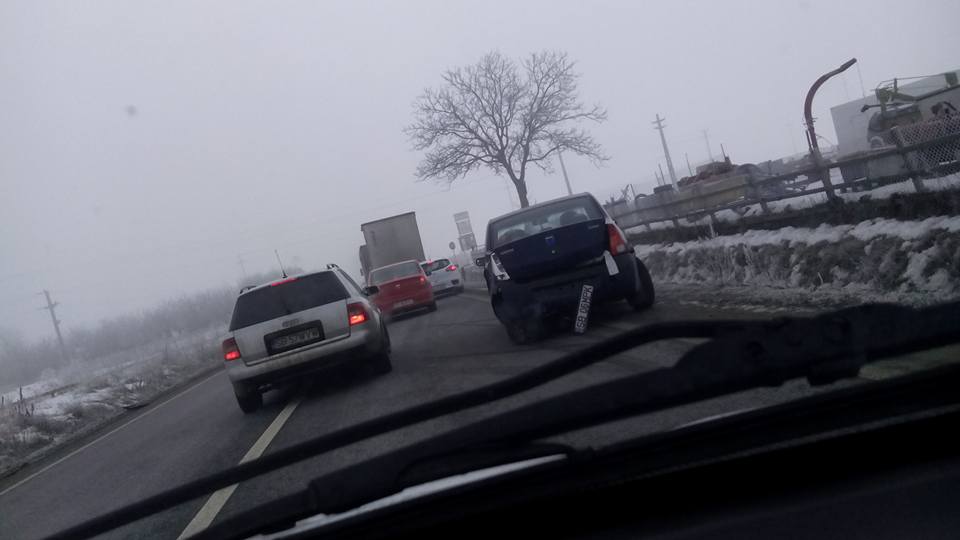 UPDATE-FOTO: Trafic îngreunat la intrarea în Şura Mare, două maşini s-au ciocnit