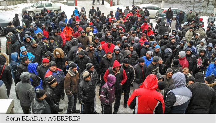 Minerii de la Lupeni amenință cu blocarea în subteran