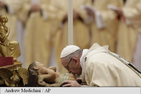 Papa Francisc a botezat 28 de copii în Capela Sixtină