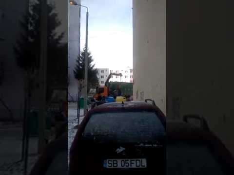VIDEO: Cum îşi pune în pericol viaţa un angajat de la SOMA