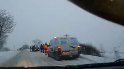 VIDEO: O maşină de gunoi s-a răsturnat în şanţ